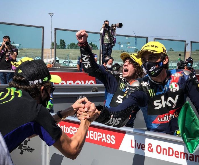 Valentino Rossi saat memberikan selamat kepada Luca Marini dan Marco Bezzecchi pada Moto2 San Marino (13/9/2020).