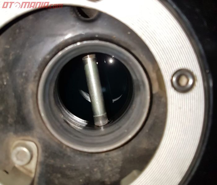 Batas isi  bensin full berpatokan di besi yang ada di bibir tangki