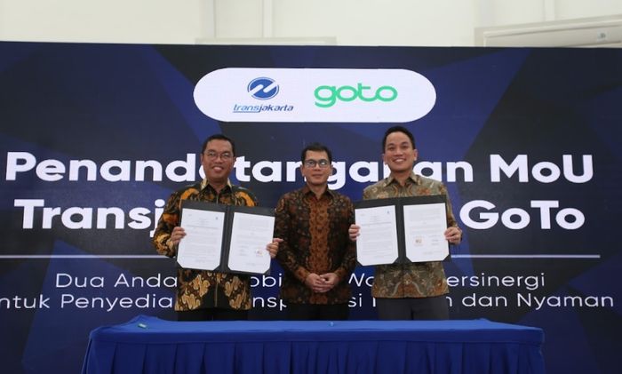 (kiri - kanan) Hans Patuwo - Direktur GoTo, Head of Payments and Financial Services, Wishnutama - Komisaris GoTo, Andre Soelistyo - CEO GoTo melakukan penandatanganan nota kesepahaman MoU.