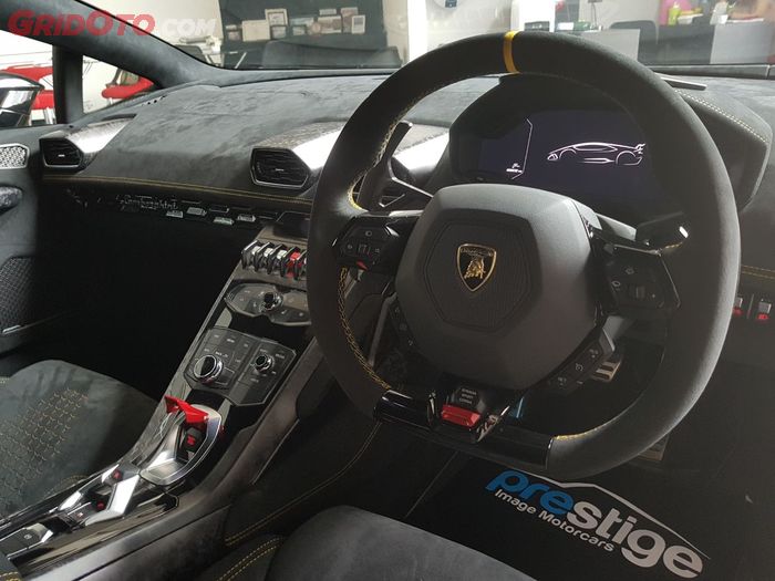 Desain interior Huracan Performante memiliki desain yang sama dengan LP610-4 hanya ada perbedaan dalam penggunaan komponen