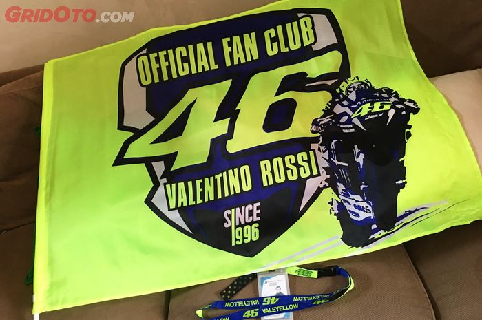 Valentino Rossi memberi merchandise bagi penggemarnya yang datang langsung ke sirkuit dan membeli tiket di tribun khusus