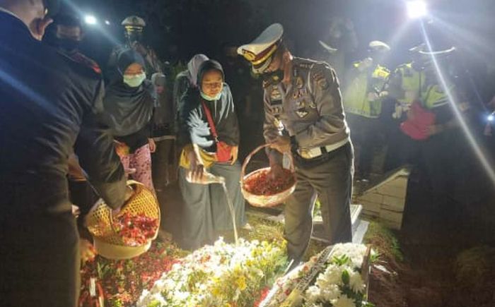 Direktur Lalu Lintas Polda Metro Jaya Saat Tabur Bunga di pemakaman alm Iptu Dwi Setiawan