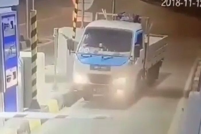 aksi sopir truk gagal paham dengan kartu E-Toll, tapping di kamera CCTV