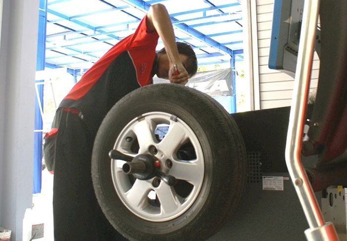 Bila mobil terasa bergetar di kecepatan 90 km/jam ke bawah, lakukan balancing roda