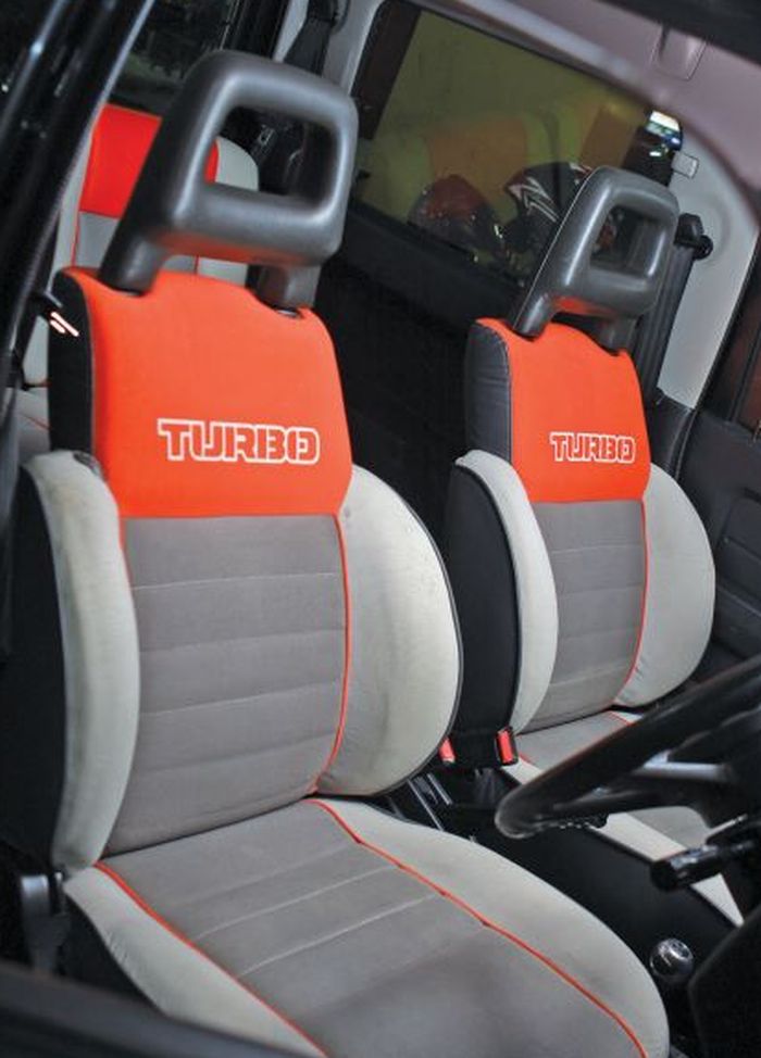 Interior semakin semarak berkat jok milik JA11, lengkap dengan kombinasi warna orange
