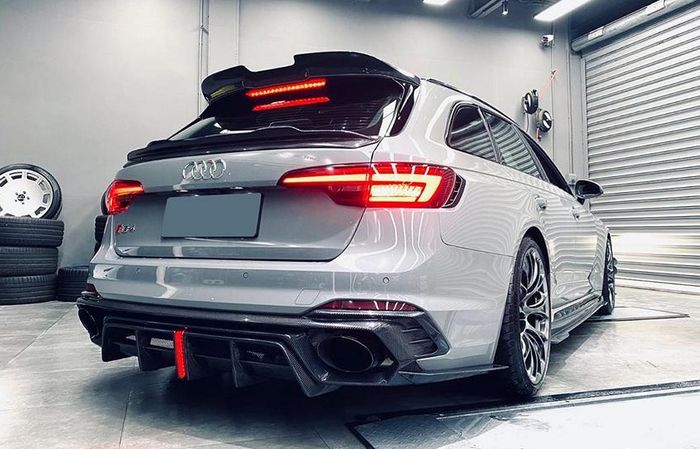 Buritan Audi RS4 Avant juga diubah lebih sangar