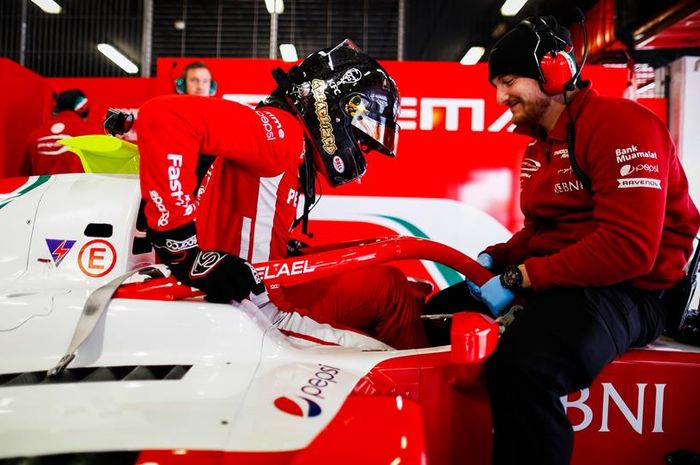 Sean Gelael pada hari pertama tes pramusim F2 2019 di sirkuit Barcelona