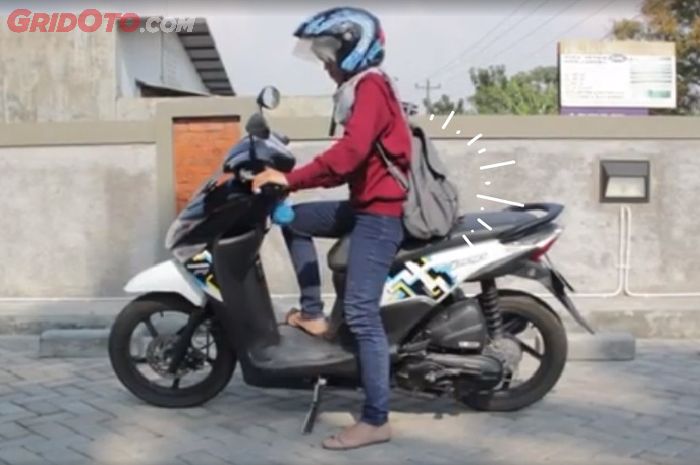 Ilustrasi bawa tas aman saat naik motor