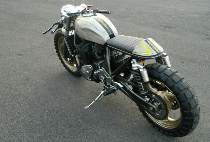 Suzuki Bandit 400 (Suzuki GSF400) custom cafe racer besutan Jowo Kustom