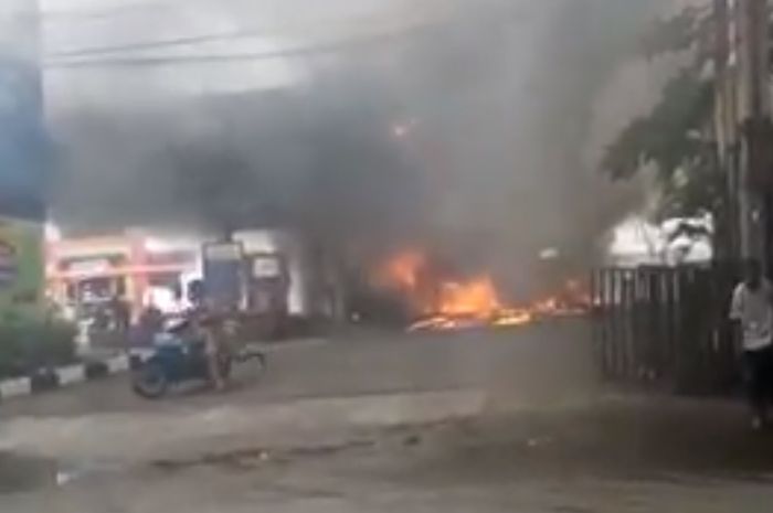SPBU terbakar, terlihat warga berlari keluar SPBU sambil menuntun motornya