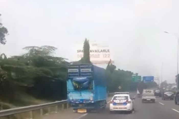 Kejar-kejaran mobil Polisi dengan Truk di Tol Jorr dari Bintara ke Jatiasih