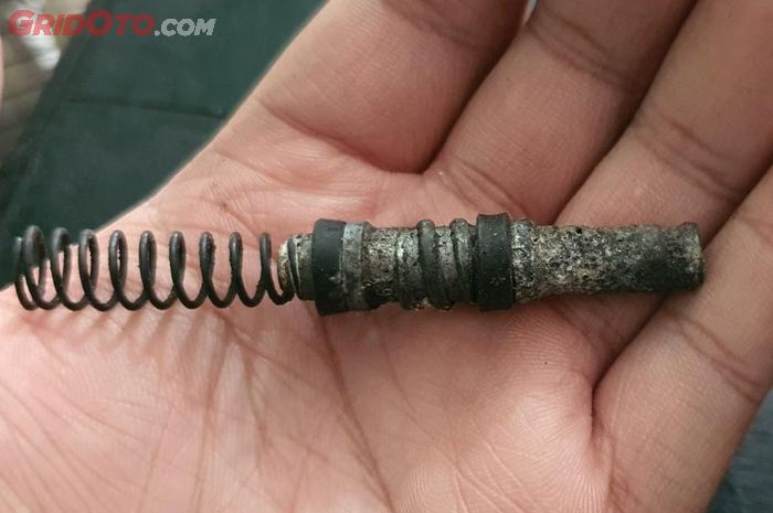 sil master rem yang korosi (berkarat) membuat rem cakram seret bahkan macet