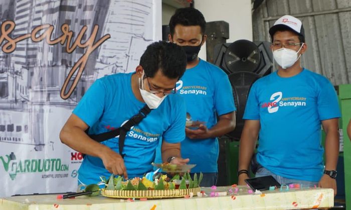 Asep Hidayat, selaku Ketua Umum JANC Senayan melakukan pemotongan tumpeng dalam acara anniversary ke-2 JANC Senayan.