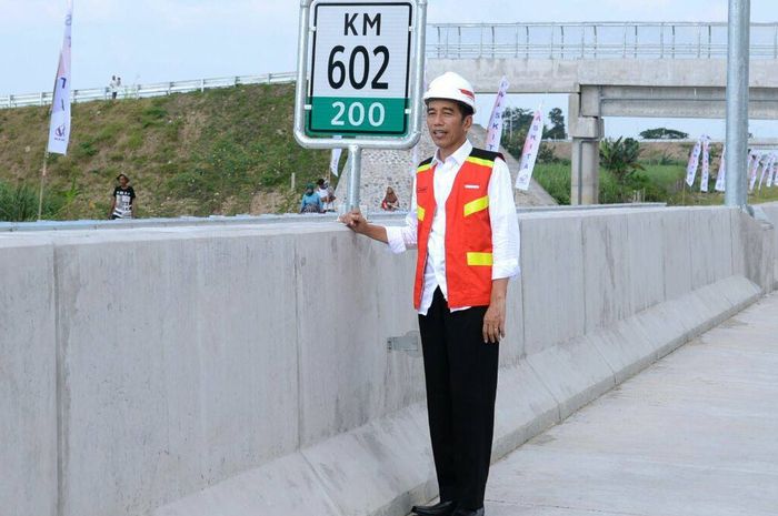 Presiden Joko Widodo meresmikan tol di Jawa Timur