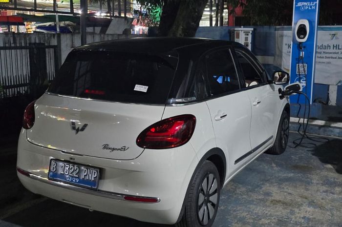 Wuling BinguoEV saat ngecas di SPKLU