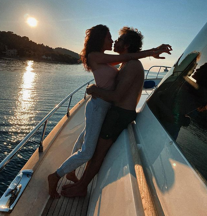 Valentino Rossi dan kekasihnya Francesca Sofia Novello berada di kapal pesiar