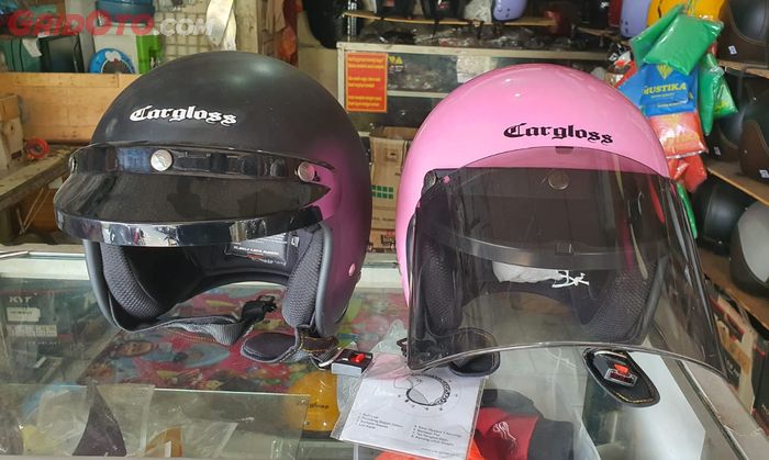 Helm retro buatan Cargloss dengan visor dan tanpa visor 