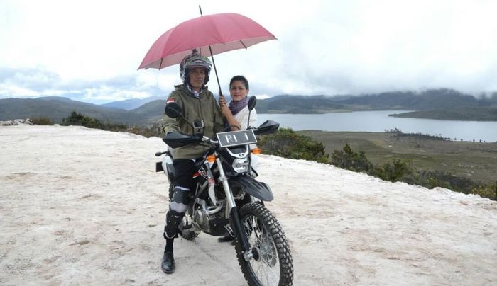 Style Jokowi Saat Bermotor