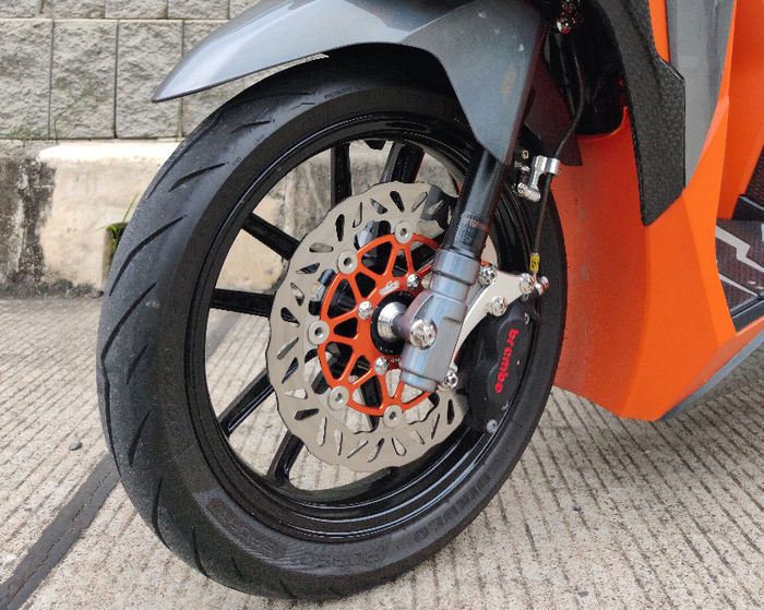 Kaki-kaki depan Honda Vario 150 dengan kaliper rem Brembo plus sokbreker Tupaknam