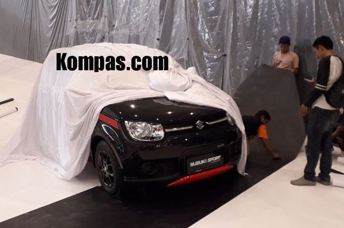 Mobil konsep Suzuki yang tampak di tengah persiapan pameran Gaikindo Indonesia International Auto Show (GIIAS) 2018 di ICE, BSD, Tangerang, Senin (30/7/2018).(Kompas.com/Alsadad Rudi)