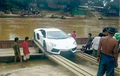 Lamborghini Aventador Seberangi Sungai Pakai Rakit, Bikin Gak Percaya