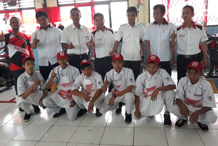 Direksi Wahana berfoto bersama guru, kepala sekolah dan siswa SMKN 6 Kab Tangerang