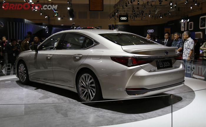 Area buritan Lexus ES 300h semakin sporti