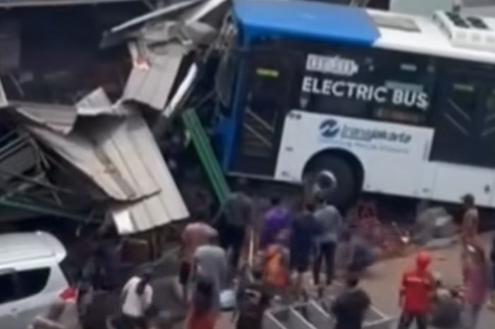 Bus listrik Transjakarta alami kecelakaan di jaksel