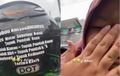 Penumpang Wanita Sampai Usap Air Mata, Tulisan di Helm Driver Ojol Mengandung Bawang, Bikin Haru