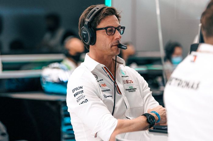 Bos tim Mercedes, Toto Wolff dengan headset Bose yang selalu dipakainya untuk berkomunikasi