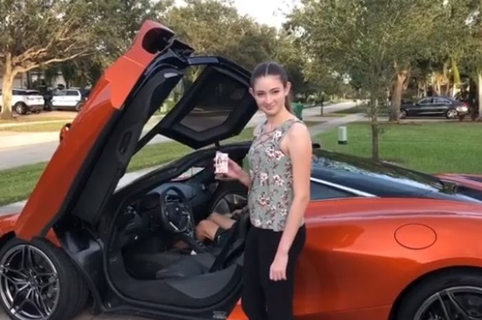 Gadis diajari ayahnya nyetir pakai McLaren 720S