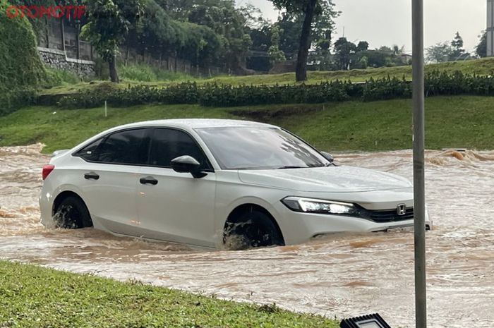 ILUSTRASI mobil menerobos banjir