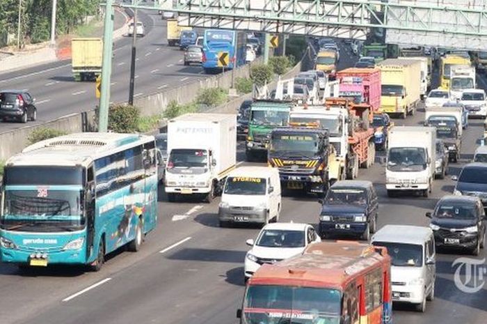 Kepadatan kendaraan di ruas Tol Jakarta-Cikampek (17/6/2017) 