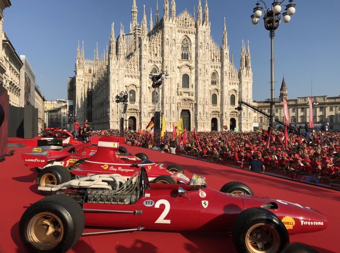 Beberapa mobil F1 Ferrari yang pernah berjaya di masanya, dipajang di atas panggung perayaan 90 tahun Ferrari di Milan