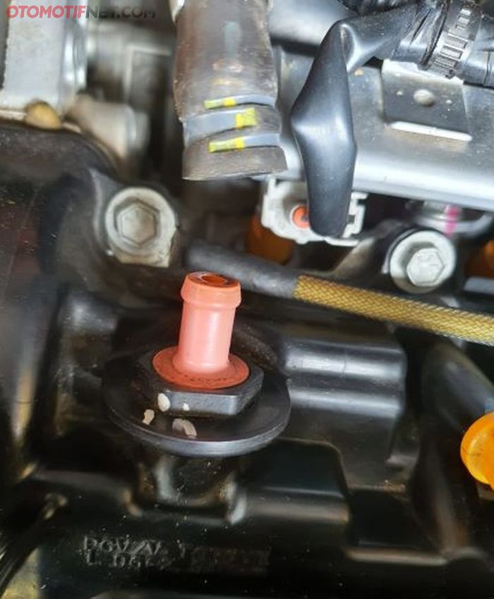 PCV valve pada Suzuki Ertiga (part warna merah muda)
