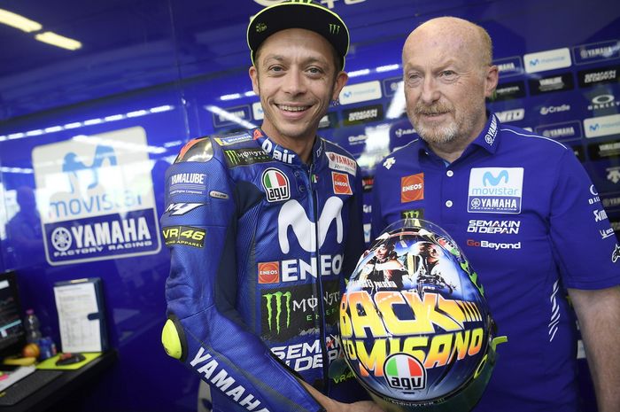 Valentino Rossi menunjukkan livery helm bertuliskan 'Back to Misano' di MotoGP San Marino 2018