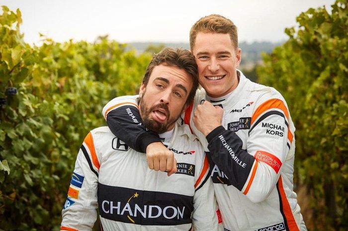 Stoffel Vandoorne (kanan) senang Fernando Alonso tetap di tim McLaren tahun depan