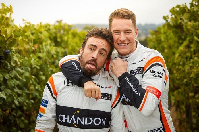 Stoffel Vandoorne (kanan) senang Fernando Alonso tetap di tim McLaren tahun depan