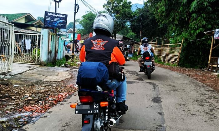 Pendistribusian bantuan dari HMPC ke warga terdampak bencana gempa Cianjur