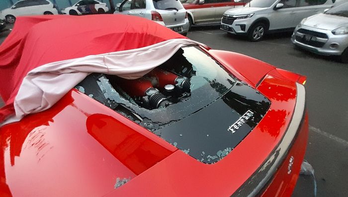 kaca belakang Ferrari 458 pecah dihancurkan pemotor dan warga yang marah