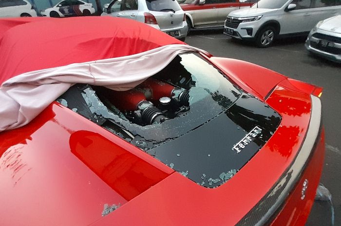Bagian kaca belakang Ferrari 458 pecah setelah diduga dihancurkan oleh warga