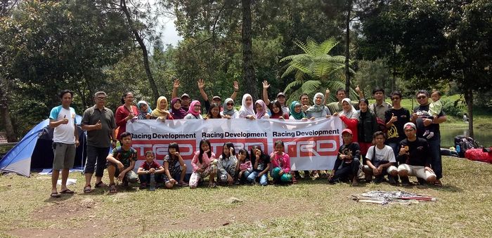 Para anggota tak lupa foto bersama sebelum pulang