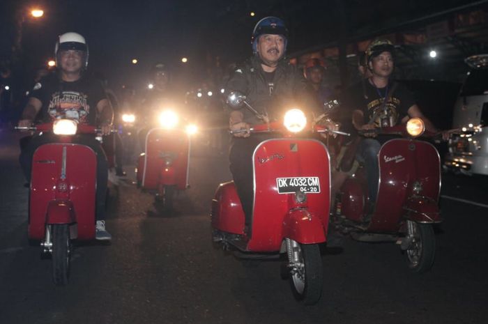 Wakil Gubernur Bali, Tjokorda Oka Artha Ardhana Sukawati (depan) mengendarai Vespa klasik ke ulang tahun Dewata Scooter Club 
