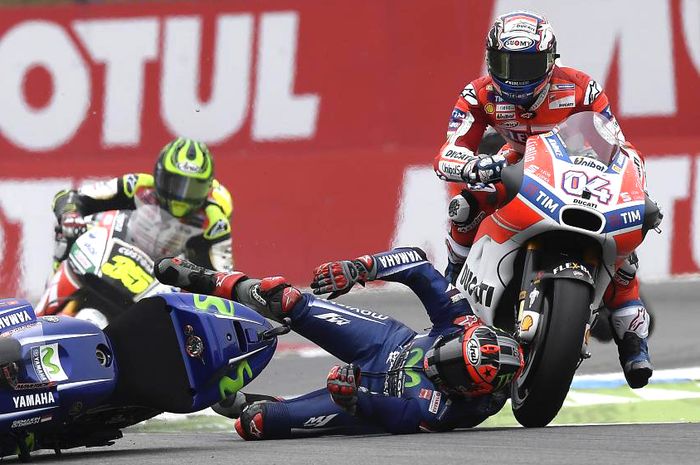 Insiden Maverick Vinales di MotoGP Belanda 2017, kepalnya nyaris kena motor Andrea Dovizioso