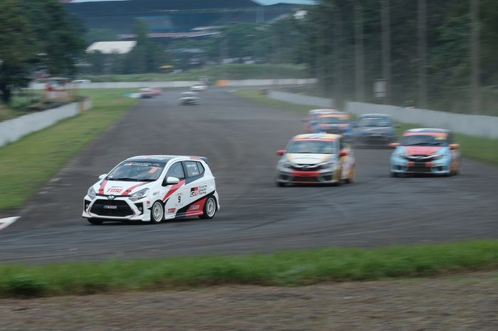 Pembalap tim Toyota Gazoo Racing Indonesia (TGRI), Jordan Johan saat berlaga di Indonesia Sentul Series of Motorsport (ISSOM) 2022 seri kedua kejurnas ITCR 1.200