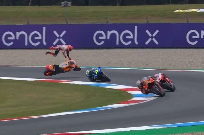 Marc Marquez mengalami highside dan terlempar dari motor yang ditungganginya di FP2 MotoGP Belanda 2021