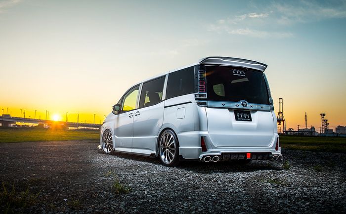 Buritan Toyota Voxy garapan M'z Speed