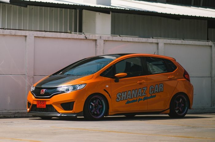 Modifikasi Honda Jazz GK5 dandan street racing pakai jubah oranye mentereng
