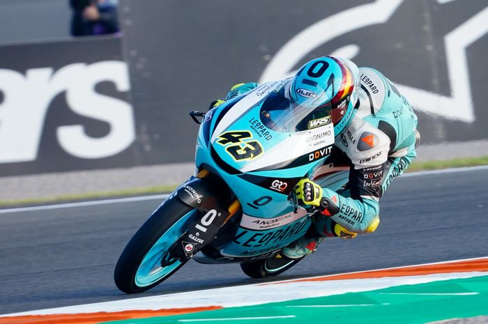 Xavier Artigas curi kemenangan pada balapan Moto3 Valencia 2021. 