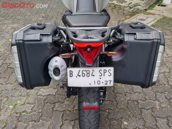 Boks sebelah kiri Moto Guzzi V85T Travel kapasitasnya harus tereduksi berkat posisi knalpot